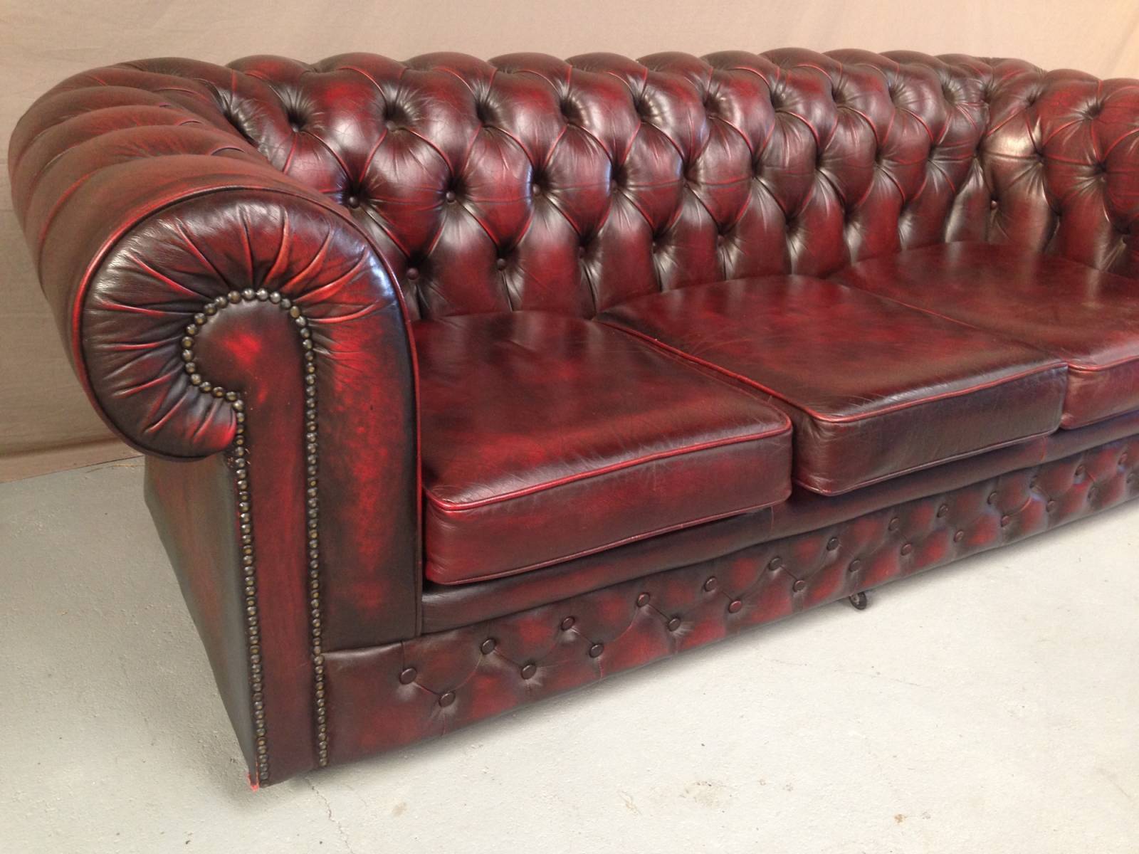 trouver canapé chesterfield cuir bordeaux trois places à Rennes