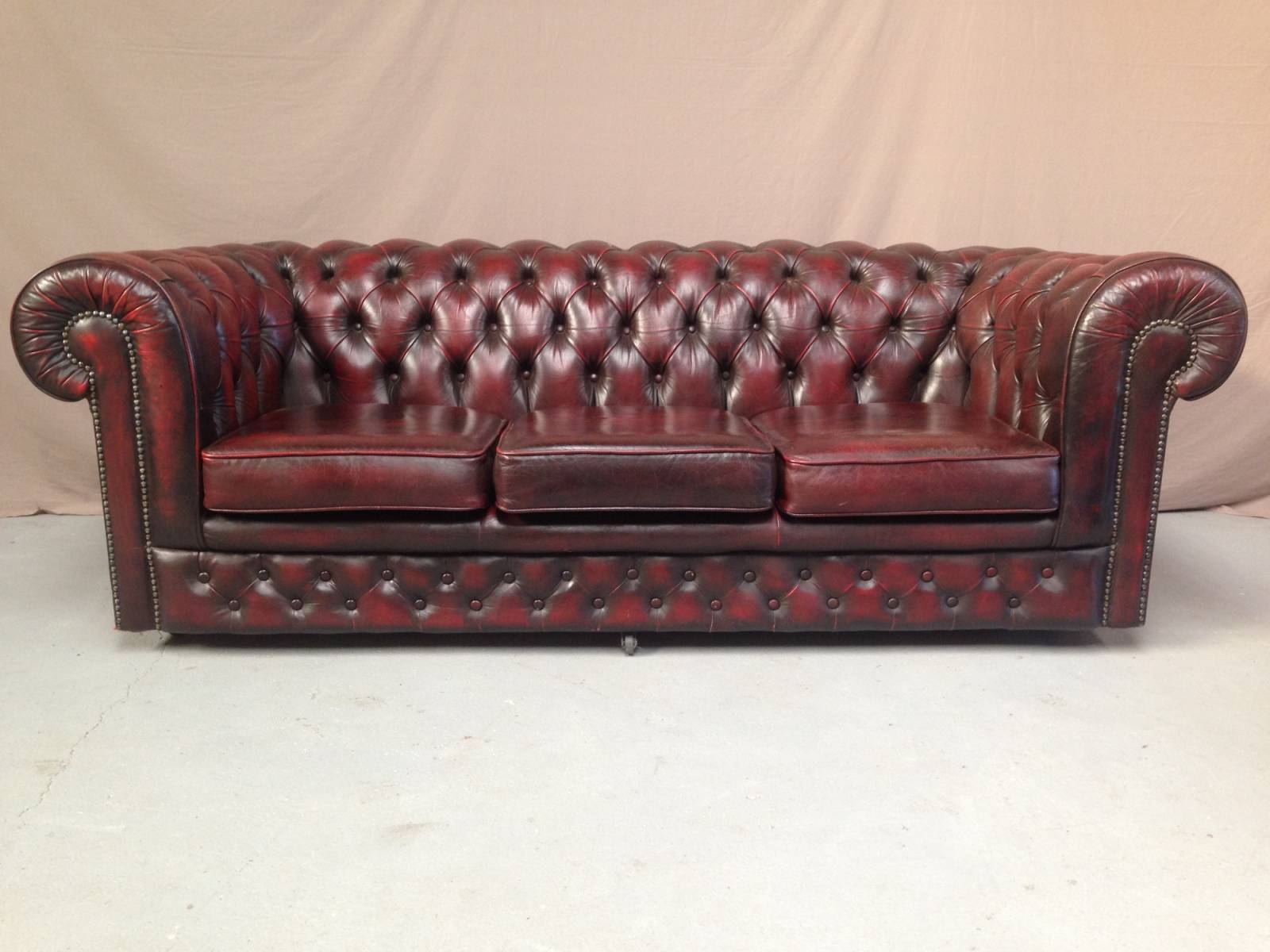 en vente paire canapés chesterfield cuir bordeaux à Rennes