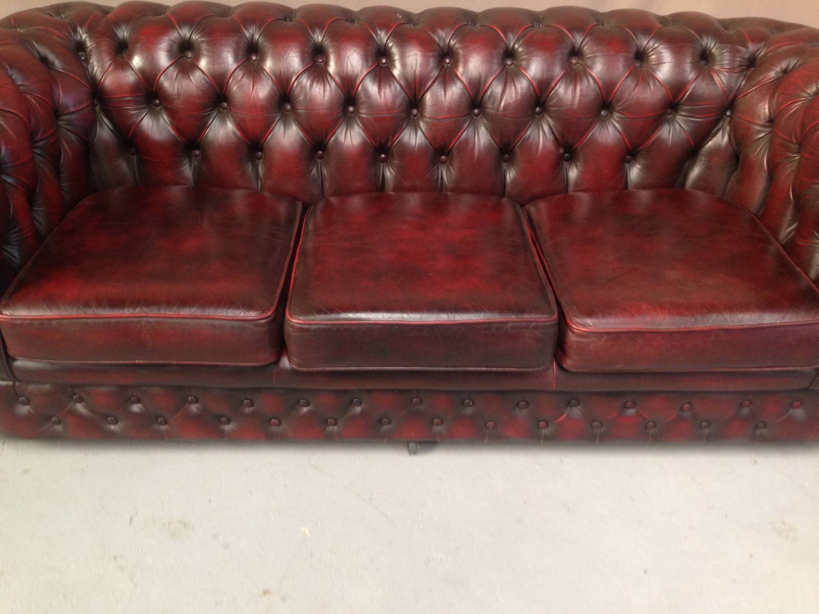 acheter un canapé chesterfield cuir bordeaux à Rennes
