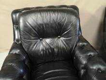a vendre deux fauteuils chesterfield vintage cuir noir proche Lyon
