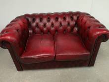 trouver canapé chesterfield cuir bordeaux deux places original anglais à Paris