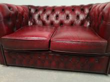 se faire livrer canapé chesterfield cuir deux places bordeaux véritable à Paris