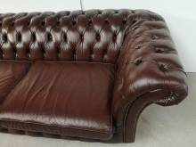 se faire livrer canapé chesterfield cuir marron trois places haut de gamme à Paris