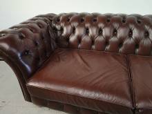 acheter en ligne canapé chesterfield cuir marron trois places style ancien à Paris