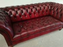 se faire livrer canapé chesterfield cuir bordeaux trois places style déco loft proche Orléans