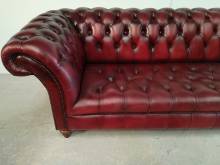 vends canapé chesterfield cuir bordeaux trois places seconde main à Orléans