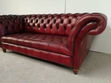 vente en ligne canapés chesterfield cuir bordeaux trois places haut de gamme à Orléans