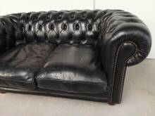 commander canapé chesterfield cuir noir deux places style déco industrielle à Paris