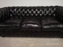 vente canapés chesterfield cuir noir vintage trois places style pubs anglais à Lille
