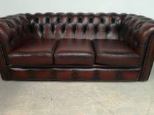 achat canapés chesterfield cuir vintage trois places  style pubs anglais proche Paris