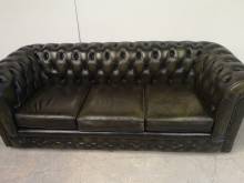 vends canapé chesterfield cuir vert trois places style pubs anglais proche Paris