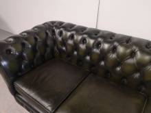 commander canapé chesterfield cuir vert trois places style décoration vintage anglaise à Paris
