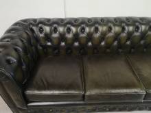 se faire livrer canapé chesterfield cuir vert trois places seconde main à Paris