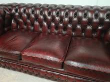 se faire livrer canapé chesterfield cuir bordeaux trois places style pubs anglais proche Orléans