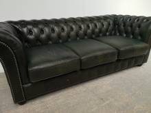 choisir canapé chesterfield cuir vert trois places style vintage à Orléans