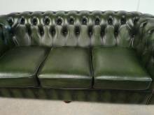 vente paire canapés chesterfield cuir vert trois places style pubs anglais proche Bordeaux