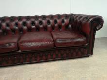vends canapé chesterfield cuir bordeaux trois places style déco industrielle proche La Rochelle