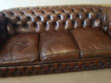 vends canapé chesterfield cuir marron trois places style décoration industrielle