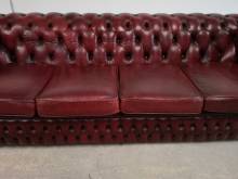 vente en ligne canapé chesterfield cuir vieilli bordeaux quatre places fbrication anglaise proche Paris