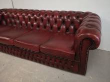 Commander canapé chesterfield cuir bordeaux quatre places vintage à Paris